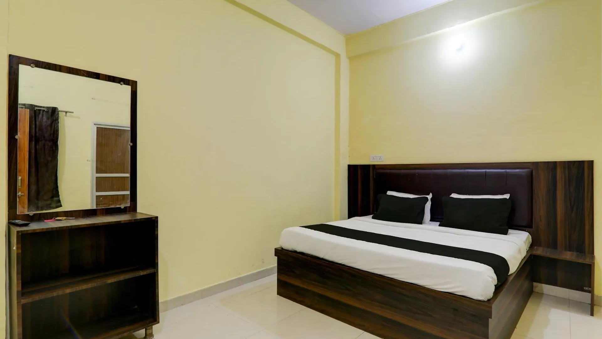 Super Hotel O Sadguru Inn Βαρανάσι Ινδία